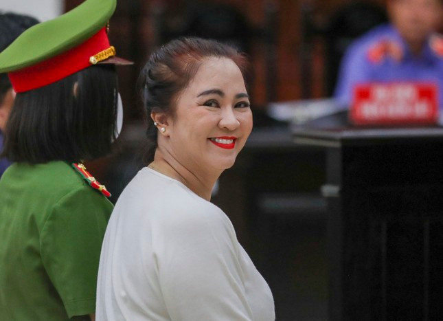 Bà Nguyễn Phương Hằng cười tươi khi xuất hiện tại Tòa. Ảnh: Duy Anh/Tiền Phong