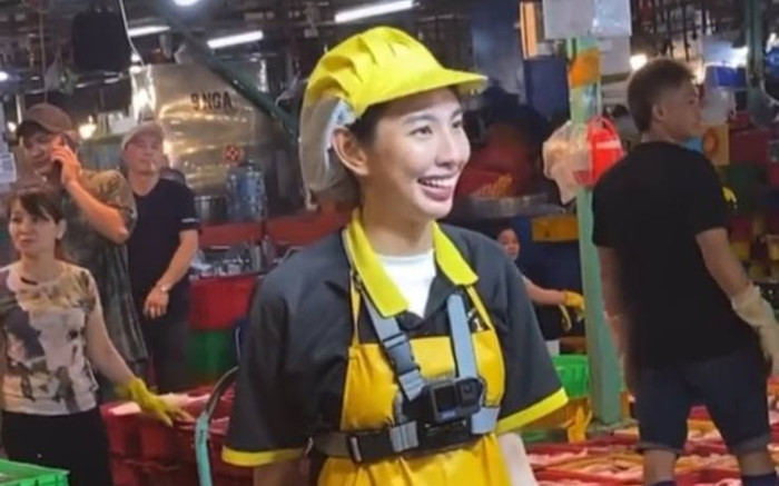 Hoa hậu Thùy Tiên bị bắt gặp bán hải sản giữa chợ Ảnh 2