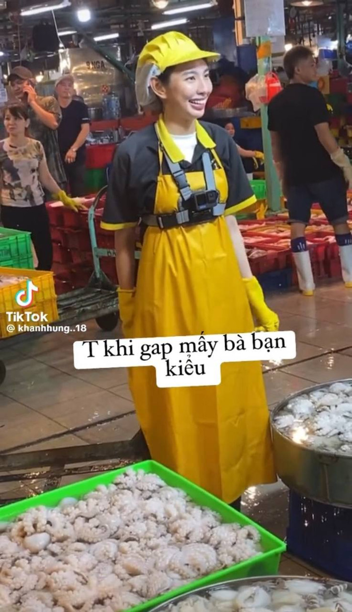 Hoa hậu Thùy Tiên bị bắt gặp bán hải sản giữa chợ Ảnh 2