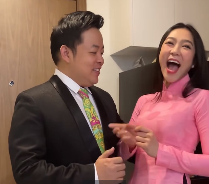 Vợ cũ 'vua cá Koi' nắm tay bạn trai cực tình tứ, danh tính người ấy chẳng xa lạ Ảnh 2