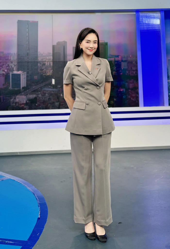 Người đẹp thường 'khoe khéo' eo thon qua các trang phục có thiết kế chiết eo.