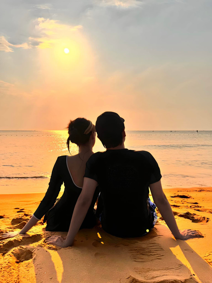 Đặng Thu Thảo và Tín Nguyễn tranh thủ dành thời gian riêng để 'hâm nóng tình cảm'. Tấm hình này cô nàng đã đăng vào dịp Valentine năm nay. Ảnh: FBNV