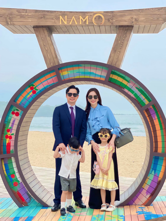 Đặng Thu Thảo hiếm hoi mới chia sẻ hình ảnh của hai con. Tấm hình đầy đủ các thành viên trong gia đình nhỏ được Hoa hậu đình đám đăng tải là từ tháng 4 năm ngoái. Ảnh: FBNV