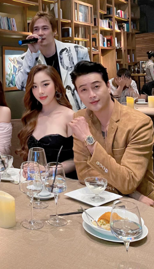 Cặp đôi thường xuyên xuất hiện cùng nhau trong các bữa tiệc với hội bạn thân thiết.