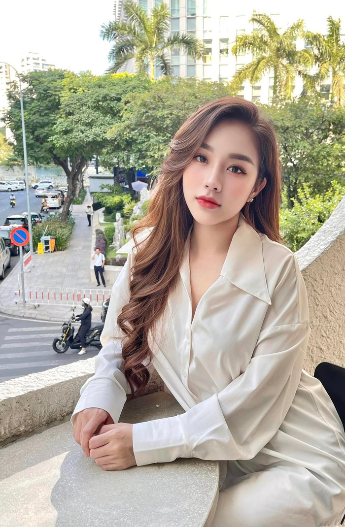 Ngoài ra, người đẹp quê Cần Thơ cũng không bỏ qua phong cách dịu dàng, đằm thắm toát lên vẻ nữ tính. 