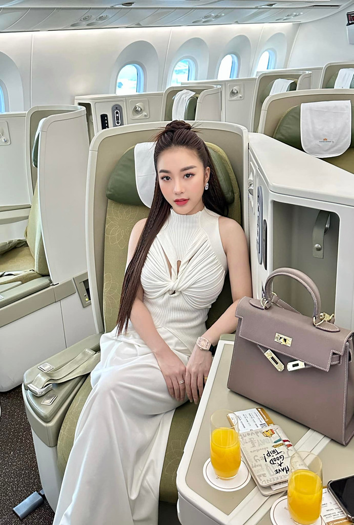 Cô từ Cần Thơ lên TP. HCM học DJ để kiếm tiền. Đến năm 2015, người đẹp đạt được danh hiệu Miss DJ nên công việc cũng trở nên thuận lợi. Khi kiếm được một số vốn nhỏ, bà xã TiTi mới chuyến hướng sang kinh doanh và phát triển đến hiện tại. 