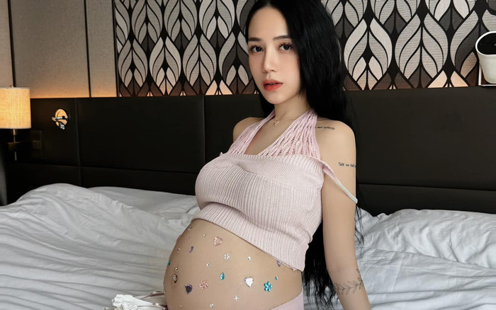 Ái nữ đại gia Minh Nhựa 'gây bão' với trend mới: Đính đá lên bụng bầu Ảnh 2