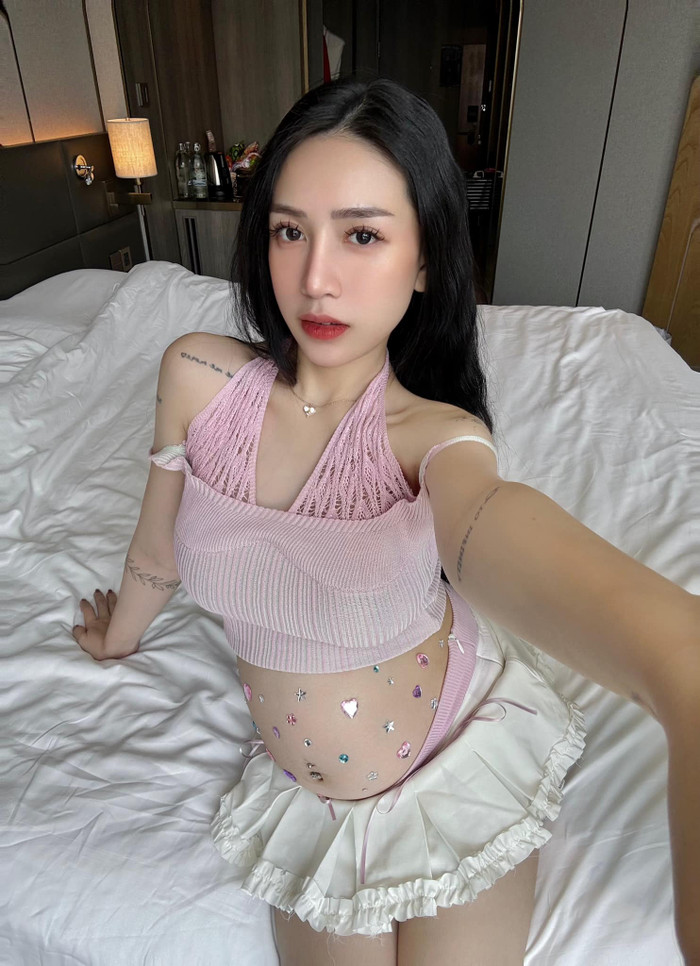 Cô tự tin khoe bụng bầu cá tính.