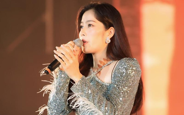 Nam Em - Miss Earth Vietnam 2016 cũng là một trường hợp lấn sân ca hát thành công. Người đẹp từng là sinh viên Khoa thanh nhạc của Đại học Văn hóa Nghệ thuật Quân đội. Dù đời tư vướng nhiều ồn ào không đáng có nhưng giọng hát của Nam Em cũng được nhận xét là vô cùng có chất riêng.