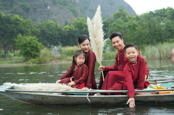 Đang đi thuyền cùng chồng con, Ngọc Mai ngẫu hứng khoe giọng hát giữa sông Ảnh 2