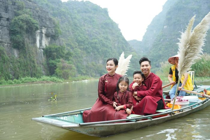 Đang đi thuyền cùng chồng con, Ngọc Mai ngẫu hứng khoe giọng hát giữa sông Ảnh 1