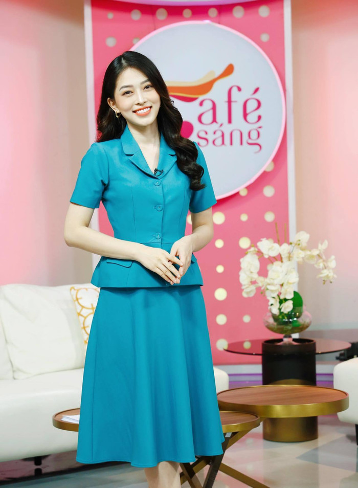 Sau khi đăng quang với Á hậu 1 Hoa hậu Việt Nam 2019, Phương Nga Bùi khởi động công việc MC với chương trình Bữa trưa vui vẻ, sau đó được tiếp tục được tin tưởng làm MC cho phiên bản mới của chương trình Cafe sáng của Đài truyền hình Việt Nam. Được biết, Á hậu Phương Nga đã tốt nghiệp trường Đại học Kinh tế quốc dân với thành tích vô cùng xuất sắc.