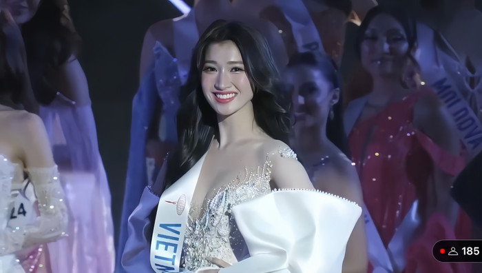Phương Nhi trong đêm chung kết Miss International 2023.