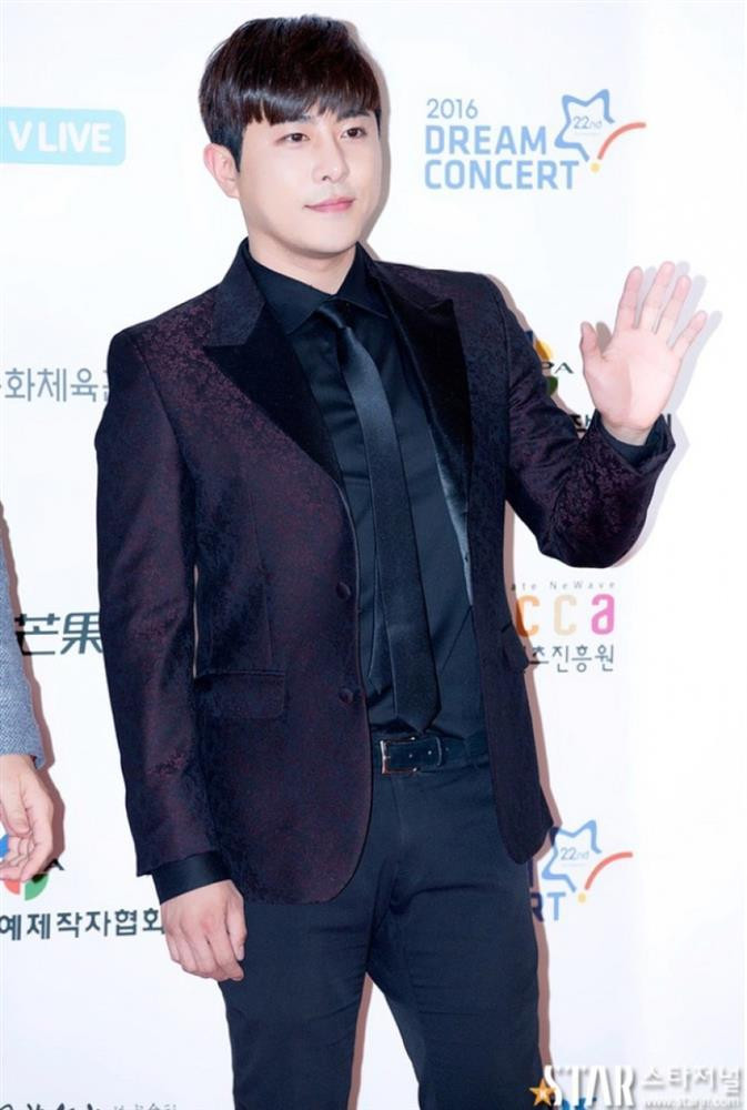 Nam ca sĩ Yoonhyuk.