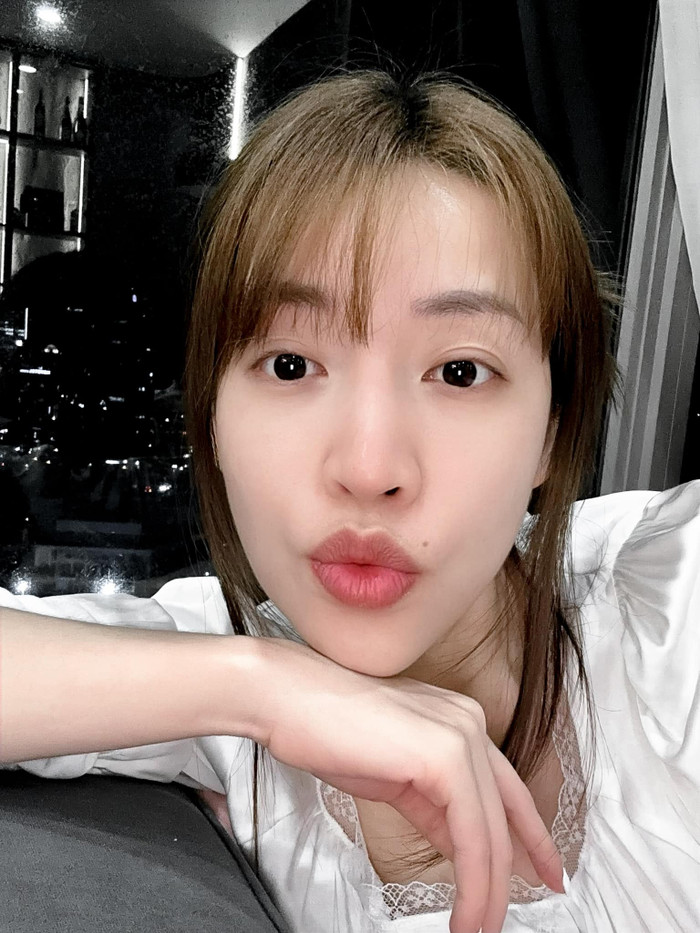 Bức ảnh khoe cận mặt mộc khiến Puka vướng nghi vấn mang thai con đầu lòng.&nbsp;