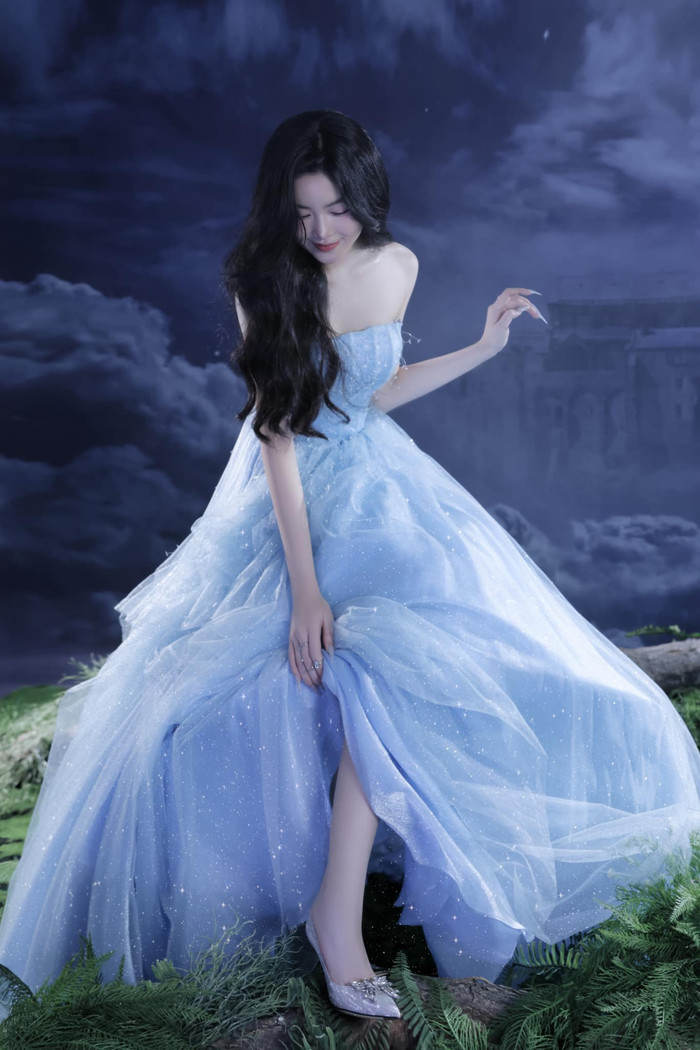 Từ khi vừa bước sang tuổi 15-16, con gái Quyền Linh đã khiến cộng đồng mạng phải xôn xao trước vẻ đẹp trong trẻo, thuần khiết. Mọi tài khoản mạng xã hội của Thảo Linh đều có lượt theo dõi khủng. Thậm chí, cô nàng có cả clip triệu view chỉ với một video khoe hoạt động học tập trong một ngày. 