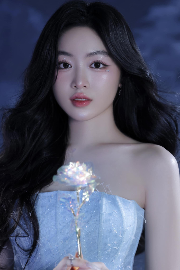 Cô nàng thu về lượt tương tác khủng với nhan sắc cực phẩm. Lọ Lem được khen ngợi sở hữu nhan sắc khả ái, ngũ quan hài hòa đến mức tựa 'hoa hậu'. Nghệ sĩ Quyền Linh cũng thể hiện sự tự hào về con gái mình và để lại bình luận chúc mừng ái nữ đã đạt tuổi trăng tròn.