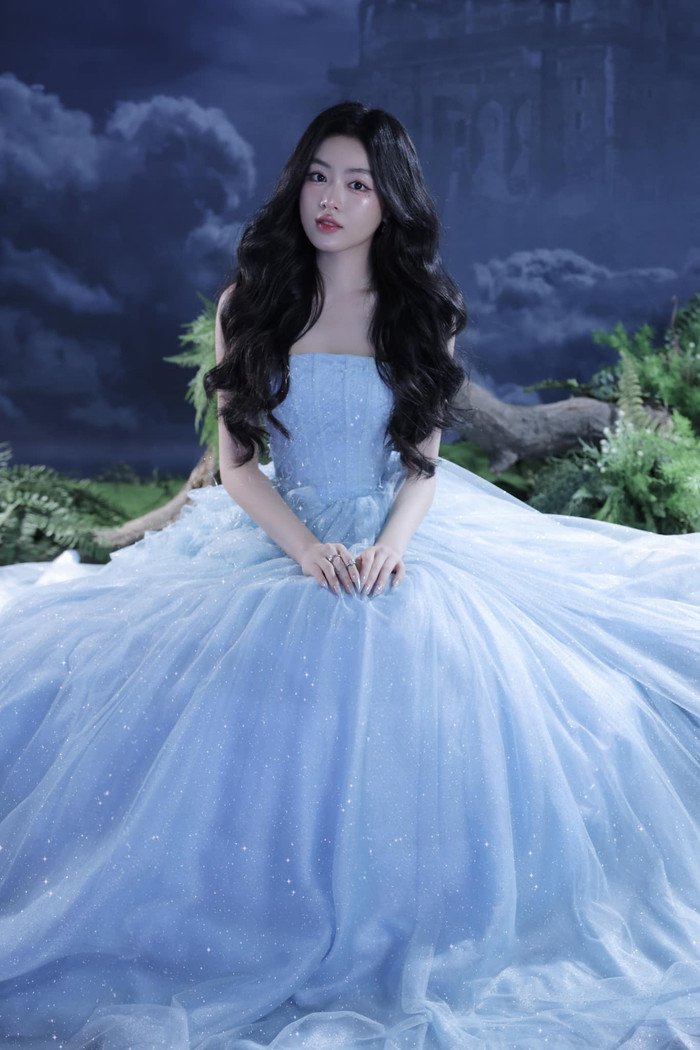 Con gái Quyền Linh chọn trang phục quây cúp ngực, có tông màu xanh như nàng Lọ Lem đúng nghĩa. Nhờ có nhan sắc ngọt ngào, ái nữ của MC Vượt Lên Chính Mình chỉ cần trang điểm nhẹ nhàng cũng đủ thu hút người xem. 