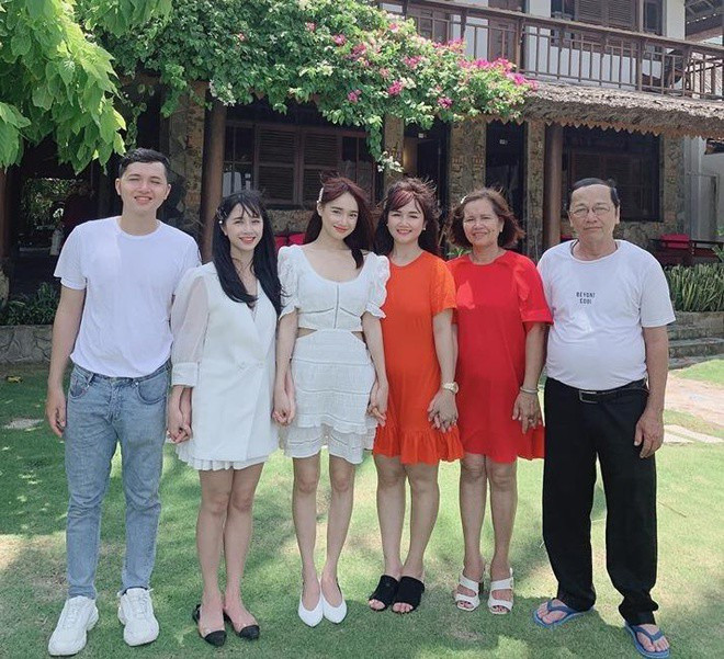 Chị cả của Nhã Phương đang sống ở nước ngoài nên thường vắng mặt trong những buổi tụ họp gia đình.