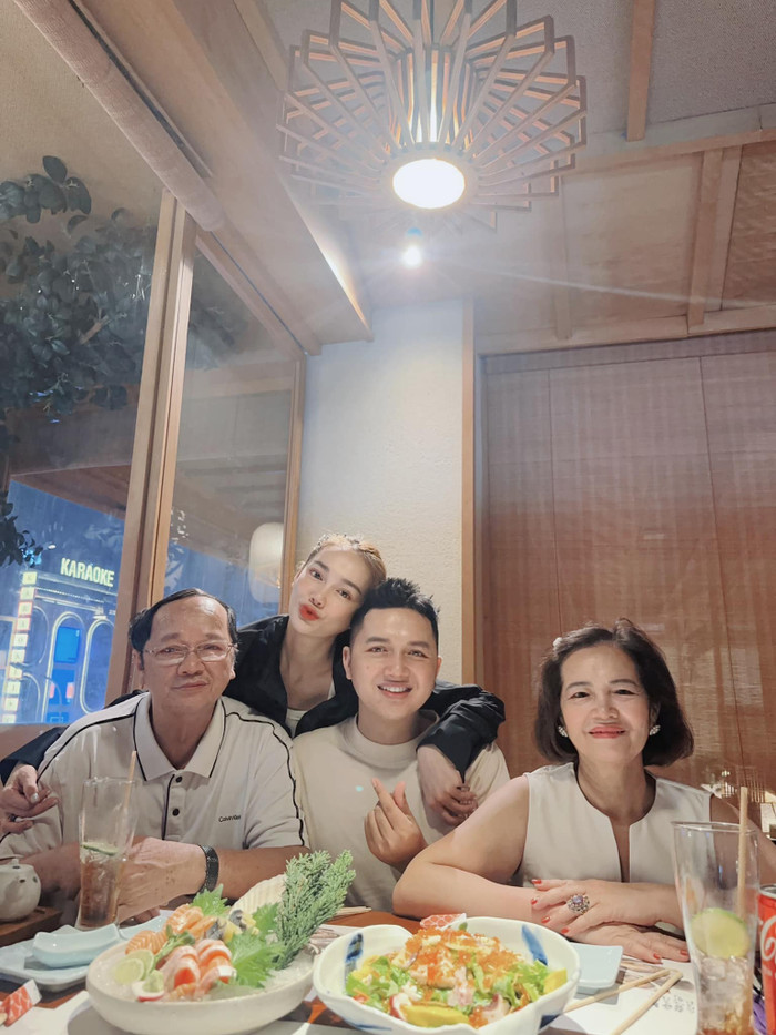 Nhã Phương khoe ảnh quây quần bên bố mẹ và em trai.