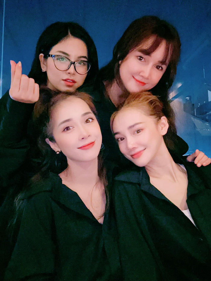 Nhã Phương chụp ảnh cùng chị gái, em gái và em dâu.