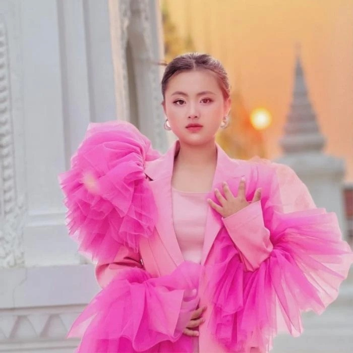 Cùng nổi lên như 'cô bé bán lê' ở Hà Giang, 'cô bé địu hoa cải' Phúng Phính giờ ra sao? Ảnh 9