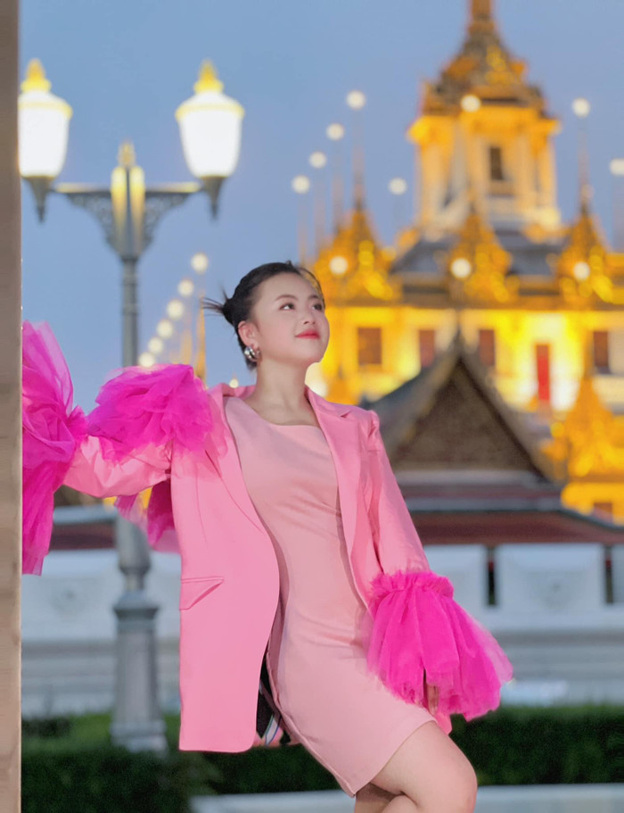 Cùng nổi lên như 'cô bé bán lê' ở Hà Giang, 'cô bé địu hoa cải' Phúng Phính giờ ra sao? Ảnh 10