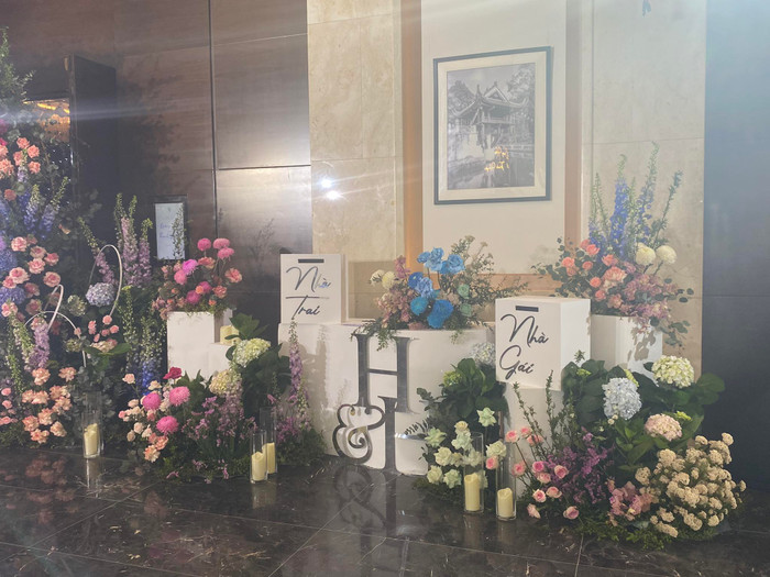 Vợ chồng Quang Hải dùng hoa tươi theo tông màu chủ đạo là trắng, hồng và xanh dương tại tiệc cưới 6/4.