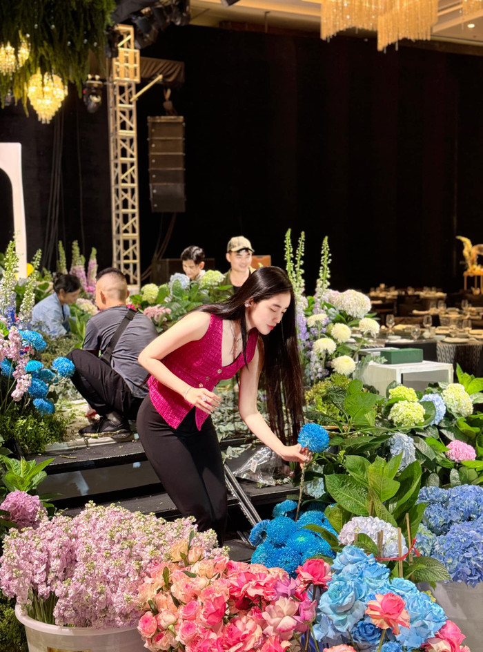 Vợ chồng Quang Hải - Chu Thanh Huyền sử dụng 10.000 hoa tươi để trang trí tiệc cưới.