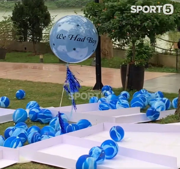 Dòng chữ 'We Had Boy' xuất hiện là cách để cặp đôi công bố đã có con đầu lòng. Ảnh: Sport5