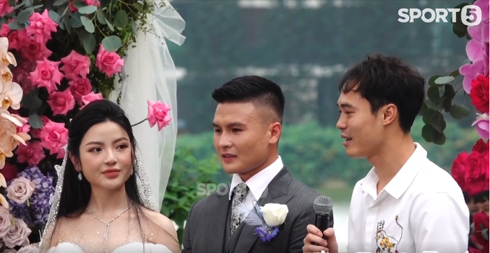 Văn Toàn tại đám cưới của Quang Hải - Chu Thanh Huyền chiều nay. Ảnh: Sport5