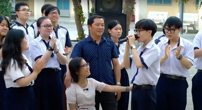 Minh Nhật hát đầy xúc động trên sân khấu Thiếu Niên Tỏa Sáng.