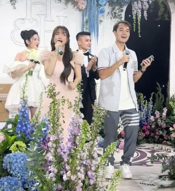 Hòa Minzy tiếp tục thể hiện tinh thần 'quậy hết mình' khi đi ăn cưới tại hôn lễ của Quang Hải. Cô nàng vui vẻ song ca với Văn Toàn trong khoảng thời gian đứng trên sân khấu cùng cô dâu, chú rể. Ảnh: Sưu tầm