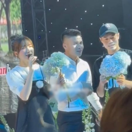 Trong đám cưới của Quang Hải diễn ra ở nhà trai, Hòa Minzy cũng đến muộn. Nữ ca sĩ nhanh chóng nhập tiệc và 'quậy tới nóc' cùng dàn khách mời đình đám. Ảnh: Sưu tầm