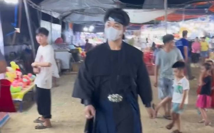 Nam ca sĩ Vbiz đi hát hội chợ không ai thèm ngó, danh tính chẳng xa lạ! Ảnh 2