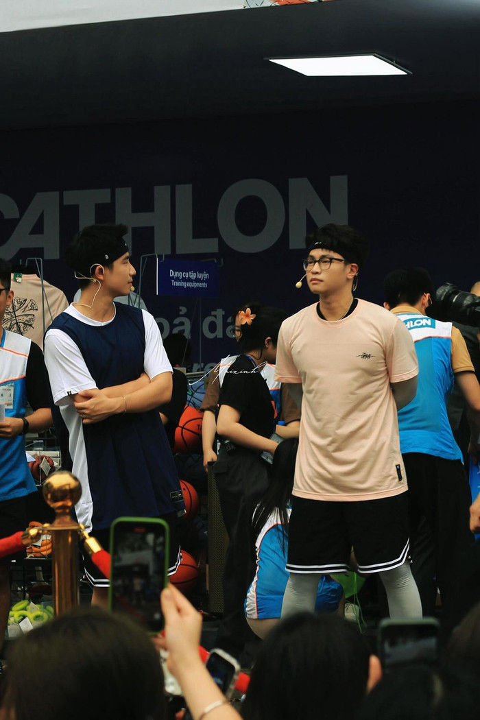 Trên sân khấu Decathlon, Ninh Dương xuất hiện với bộ trang phục thể thao năng động, thiết kế hiện đại khiến các 'quạt' đứng ngồi không yên.
