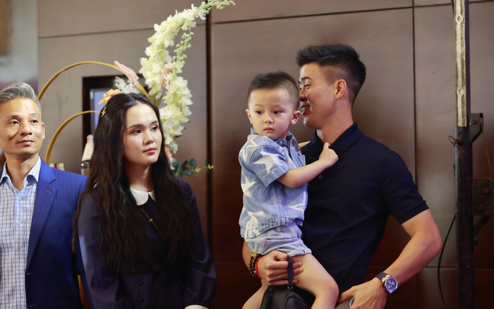 Bà xã Duy Mạnh nói gì khi con trai bị netizen công kích vì một hành động ở đám cưới Quang Hải Ảnh 2