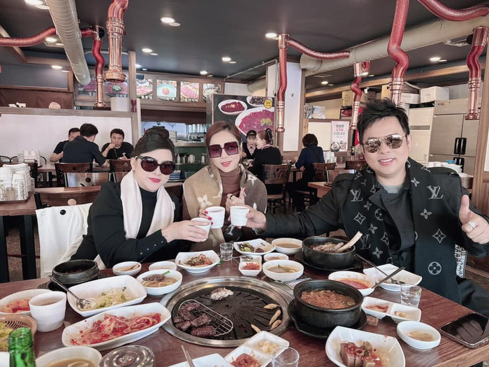 Hà Thanh Xuân và Quang Lê thoải mái xuất hiện cùng nhau tại Hàn Quốc, dân tình soi ra cặp đôi đang đeo khăn quàng cổ đôi. 