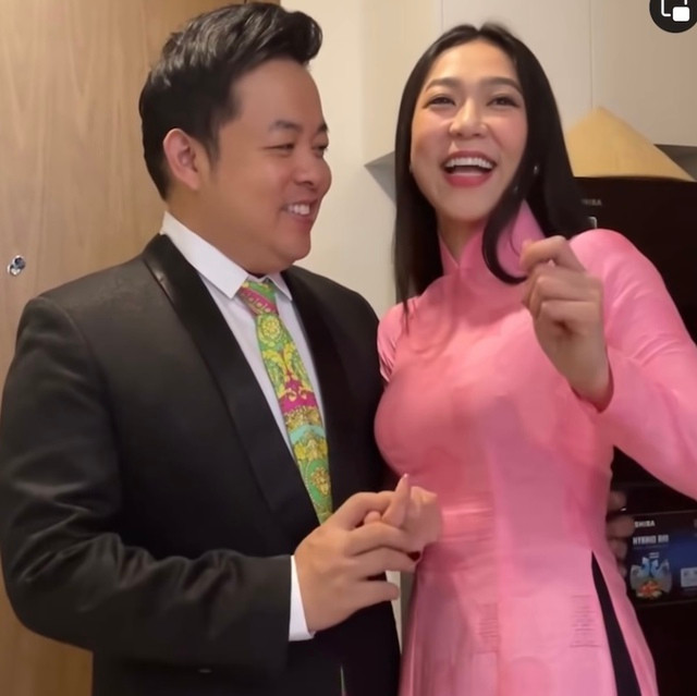 Quang Lê ôm eo, nắm tay nữ ca sĩ đầy thân mật