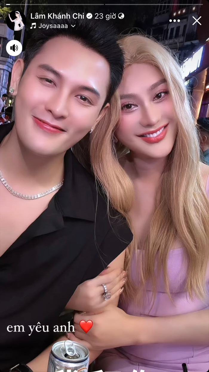 Lâm Khánh Chi cười tươi rói khi khoác tay Võ Đăng Khoa. Ảnh: FBNV