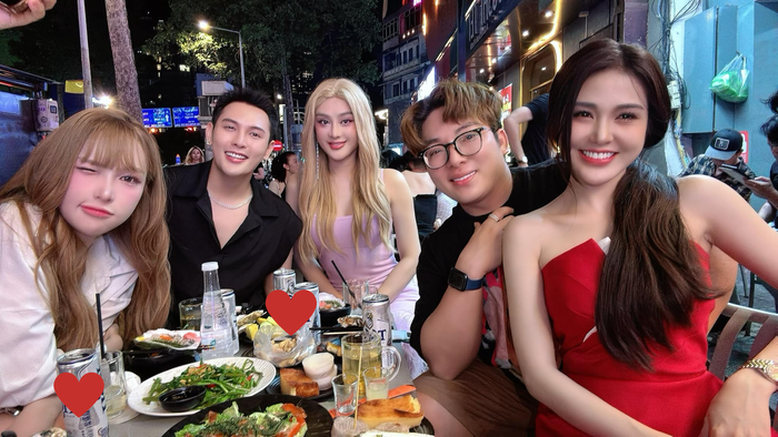 Trong buổi gặp gỡ giữa Lâm Khánh Chi và Võ Đăng Khoa, Mỹm Trần cùng một số người bạn của nữ ca sĩ cũng có mặt. Ảnh: FBNV