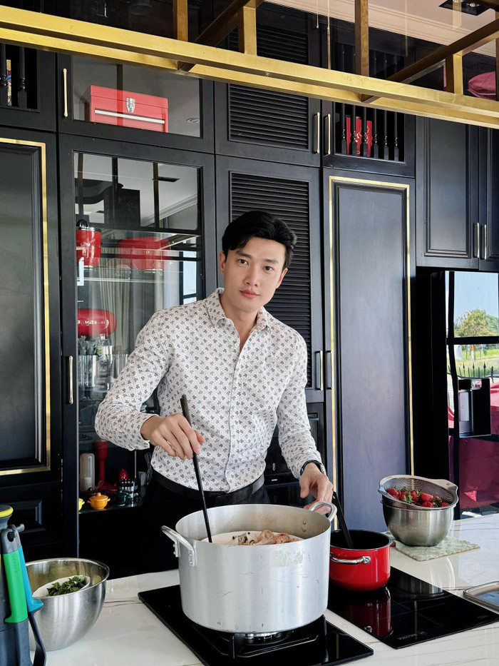 Quốc Trường còn biết nấu ăn và thường xuyên vào bếp tự chế biến những món ăn đẹp mắt, hấp dẫn. Ảnh: FBNV