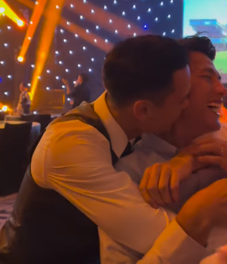 Cầu thủ Việt lai Đức - Adriano Schmidt khăng khít với Mạc Hồng Quân khiến bà xã của anh chàng phải thể hiên sự 'ghen tuông' ngay trên trang cá nhân. 