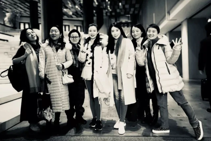 Hình ảnh hội bạn thân 7 người ngày còn trẻ.