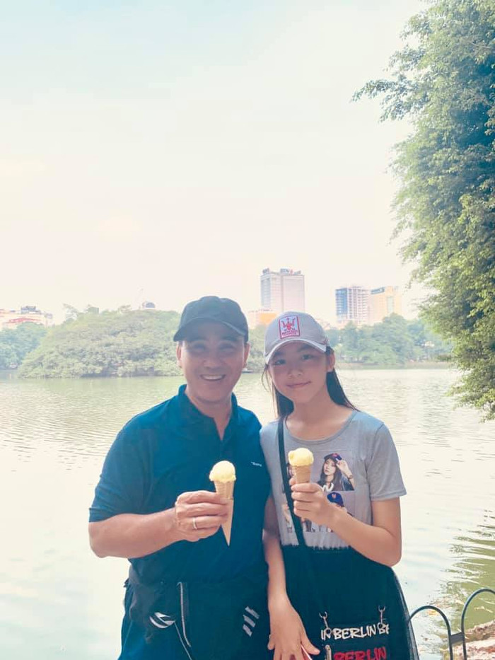 Ngày ra thăm Hà Nội, cô ăn vận đơn giản với áo phông và chân váy tuyn phân tầng. Phù hợp địa điểm thực tế, hai ba con Quyền Linh đi dép lê và đội thêm mũ lưỡi trai.