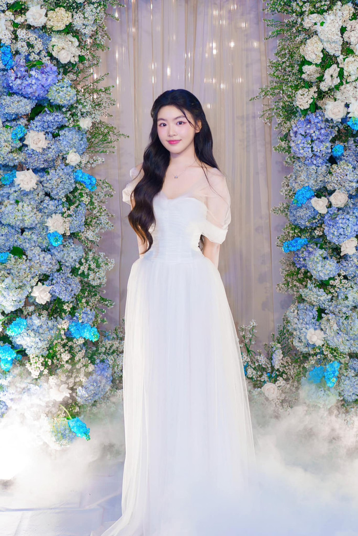 Xem lại những thước ảnh cũ, nhiều ý kiến cho rằng trưởng nữ nhà Quyền Linh - Dạ Thảo đã có giai đoạn dậy thì thành công. Không chỉ sắc vóc ngày càng rõ nét mà cả cốt cách, phong thái và tính tình cũng được lòng mọi người.