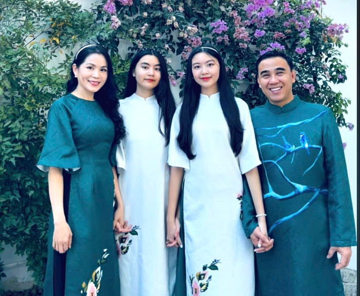 Trong các dịp Lễ Tết, gia đình nhà nam MC yêu thích khoác trên mình trang phục như áo dài, yếm cách tân,…