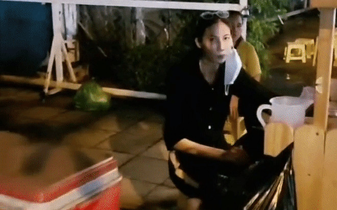 Nữ người mẫu Việt nổi tiếng bị bắt gặp bán trà muối ớt ở quận 7 Ảnh 2