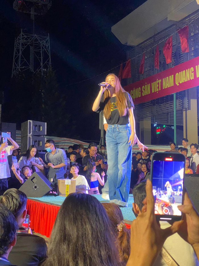 Hồ Ngọc Hà phản ứng ra sao khi nghe hit của mình vang lên tại quán nước Lê Dương Bảo Lâm? Ảnh 4