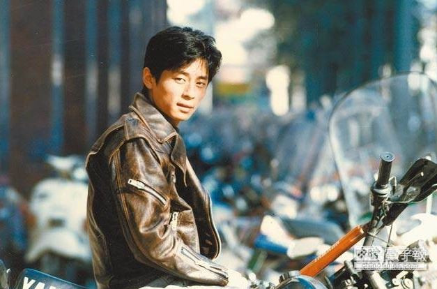 Nam ca sĩ nổi tiếng bị đồng nghiệp hạ độc đến mất luôn giọng hát: Cuộc sống hiện tại ra sao?